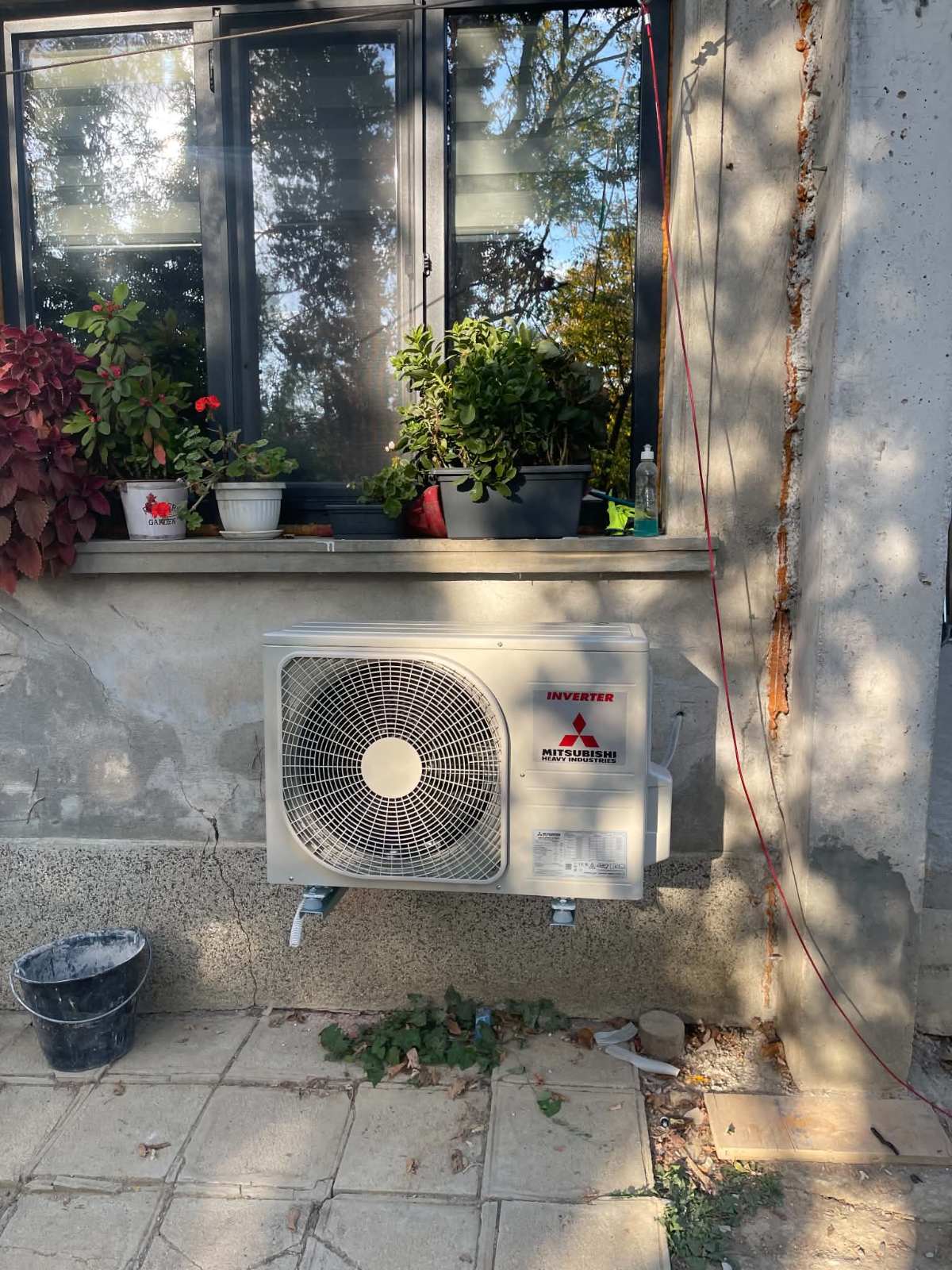 Външно тяло Mitsubishi Inverter на фасада